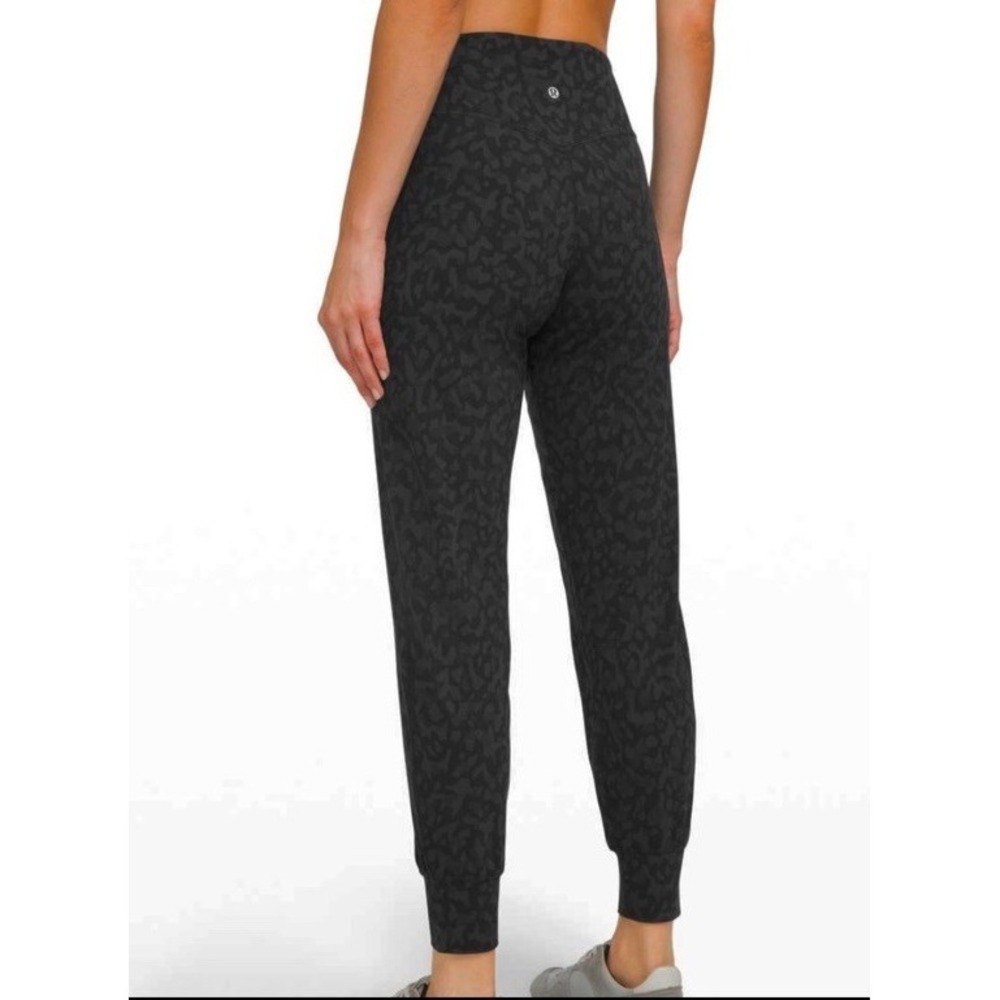 Lululemon Aligh High Rise Jog‎ Stretch pants Size 4 Color Black/ Gray Leopard
